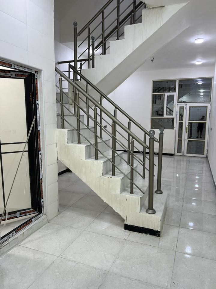 السلام عليكم .. بيت ٥٠ متر في حي الهادي
خلف أسواق البرتقالة 
جديد وغير مسكون بناء حديث ومرتب .. 
طابقين طابوك جمهوري يبعد عن الامام ٤ كم
سعره ٥٢ وبي مجال 
للاستفسار التواصل على رقم  
***********
***********
