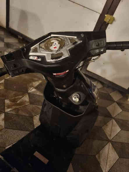 سلام عليكم دراجه كومكو للبيع دراجه راجه شغاله فول الفول نكره سلف دراجه فقط بيه دعمه من كدام ودراجه مبدله ملف ومبدله عقل كلشي بيه جديد دراجه صارله يومين من جفتته بستم وكور جدد ما ناقصه شي كهربائيات كله شغاله الدراجه سعره 250وبيه مجال والموشراي ليراسلني *********** وتساب
