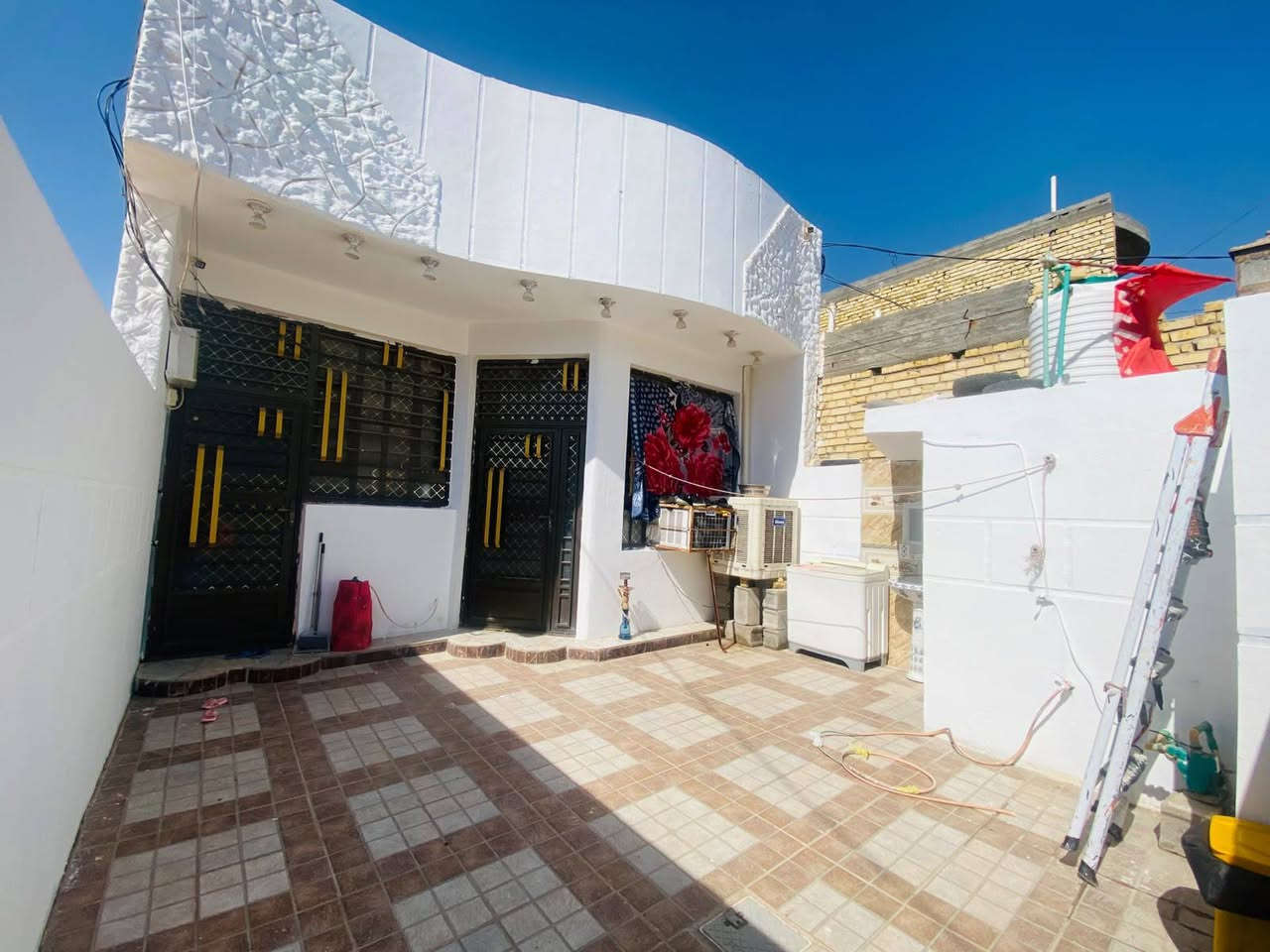 سلام عليكم دار للبيع طابو زراعي سند 25 مساحه 125 موقعه السياسين بل حولي يبعد عن تبليط 50متر يتكون من ستقبال مطبخ صاله غرفه حمام داخلي منور
فوك صاله كامله او غرفه هيكل
***********
