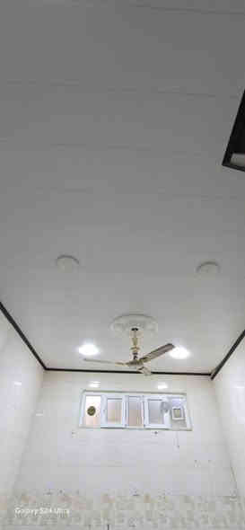 للبيع 100 متر مربعه 10 في 10 حي الرحمة شارع عشرين جهة اليمنئ ثاني بيت عن شارع الزوار بي غرفتين وصالة ومطبخ واستقبال وصحيات بسعر 60 للاستفسار اكثر الاتصال علئ *********** وت ساب ***********
