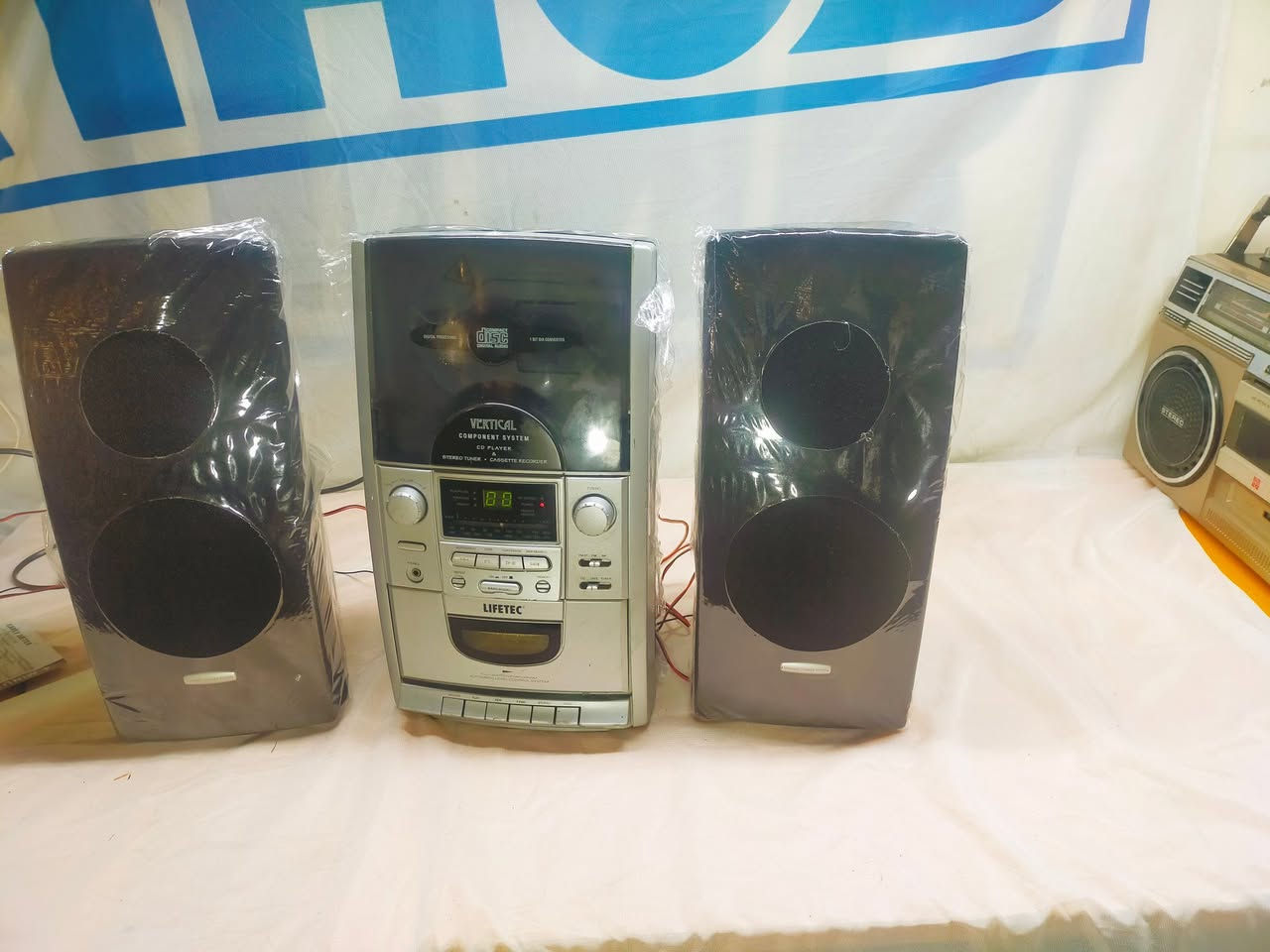 تحفة جميلة صنع كوري مسجل راديو شغال وصوت جميل ومجسم صناعة متميزة جدا سعره 45 الف ..واتس ***********
