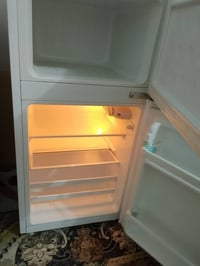 ثلاجة • بحالة جديدة • استخدام أقل من سنة