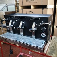مكينة قهوة ايطالية للبيع بسعر 9500$ استخدام قليل جذاً للاستفسار الاتصا...