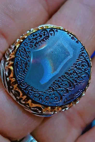 قطعه من الجزع اليماني خشنه خط رفيع 
صياغة المبدع سيد جعفر ذهب خليجي 

***********
