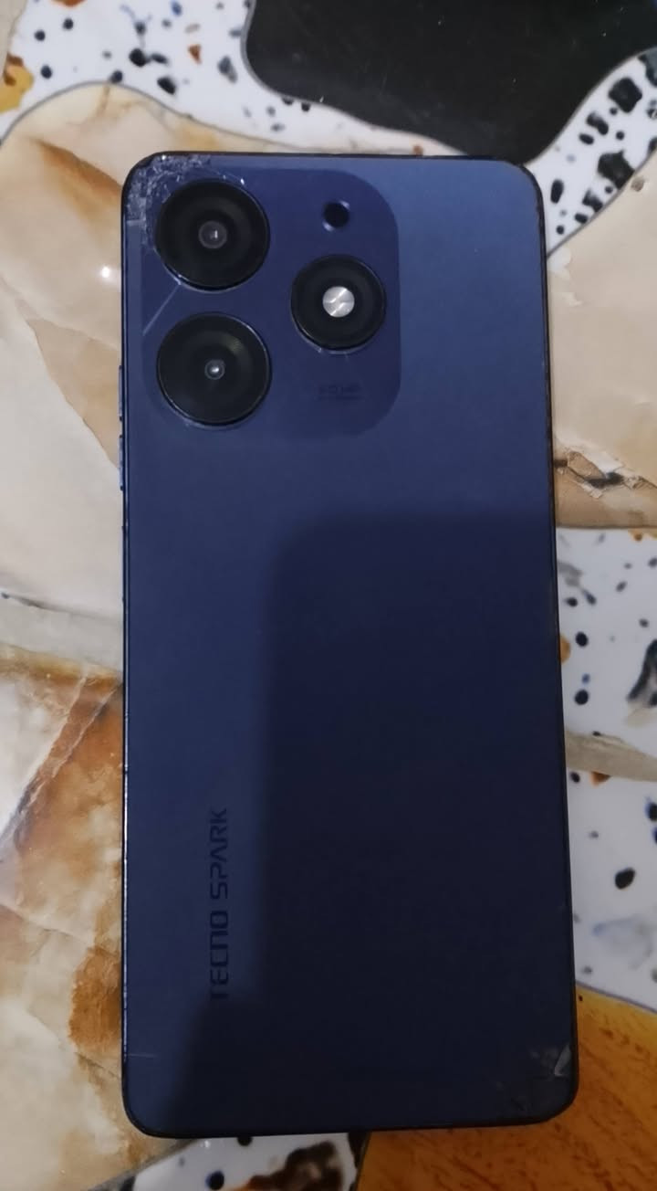 سلام عليكم للبيع ‏‪TECNO SPARK 10 Pro‬‏ جهاز نضيف حسب صور بس بي شخوط مثل ماموضح بصوره بس مامئثر علي ابدد الموصفات كدامك ذاكراته 256 والعشوائيه 16 والبطاريه 5000ملمبير جهاز كلشي شغال بي بس لبصمه متوقفه الباقي كله بلادي 
السعر 120  المكان رميثه الهلال 🤍 رقم ***********
