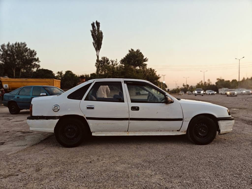 سەرەتا بەناوی خوای گەورە
ئۆپڵ ڤیکترا سنوق  10 گەڵا
مۆدێل 1991 
مەکینە 20ـی گێڕ عادی 
سڵایتە چوار جام کارەبایە  
قرچێکی چەملغی دووای سایەقی هەیە ناوی نەگرتوە مەکینەی قەترە دووکەڵو لێچوونو بوخاری نییە
سەنەویی لەگەڵایە و به شەرتی ماڵی مەدەنیوو هەموو شتێ 
زۆر تونگوتۆڵە  بێ تەقەو ڕەقەیە 
دەشپوولوو بەرە دەرگای لۆکە 

گەر مووشتەرینیت سەرمان مەهێشێنە تەلەفۆنکە 
ژ.م *********** وەسئابوو ڤایبەریشی لەسەرە السليمانية, العراق

