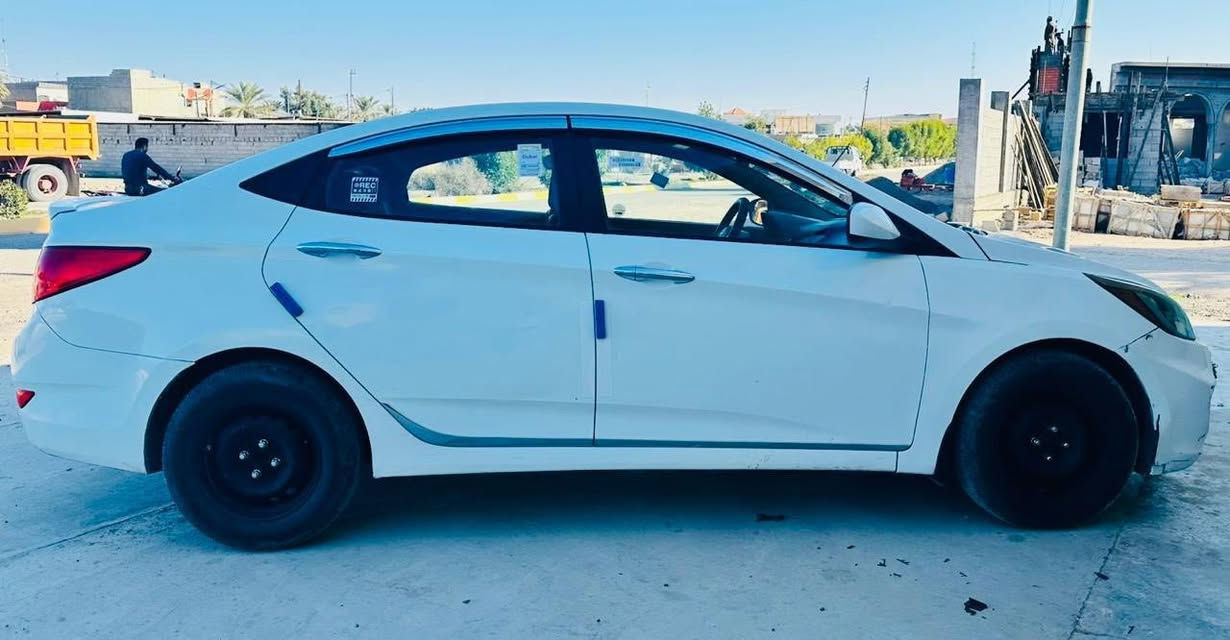 سلام عليكم 
اكسنت 2015 وارد امريكي 1600 ضرر جاملغ امامي وخلفي 
رقم بغداد سنوية  نافذه 2028
تدفئة تبريد 
مكاني ديالى 
السعر 90 ورقه بيه مجال بصيط 
***********
