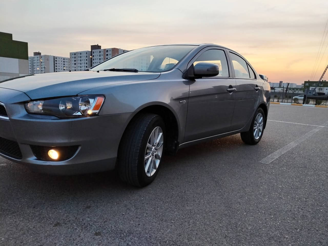 سلام عليكم للبيع لانسر قرش شركه عامه موديل 2016 ماشيه 55 الف بأسمي مكفوله من صبغ والتبديل  رقم بغداد موصفات سياره فتحه سقف تحكم استيرن كامره خلفيه خمسه ويل كب سياره جديده كير مكينه تبريد حداديه مكفولات 
مكان سياره بغداد مجمع بسمايه 
وسعرها 114 ورقه بيها مجال (***********)
