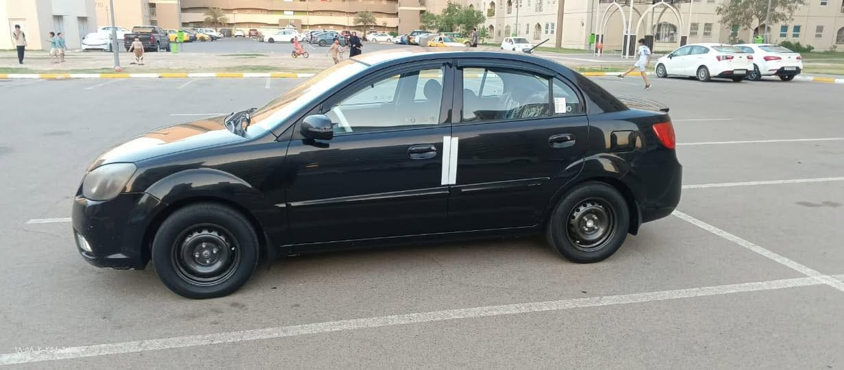 سلام عليكم كيا ريو 2011 مكينه1400 سياره كفاله عااامه من صبغ ومعجون وضربه وبارد  بس لبنيد طخه موضحه بصوره واني بدلت بنيد نفس لون سياره خير من الله كلها بلاديه تبريد تدفئه كلشي كلشي بلادي للستفسار*********** السعر92 وبيها مجال للشراي سياره ننااااشفه للأخير
