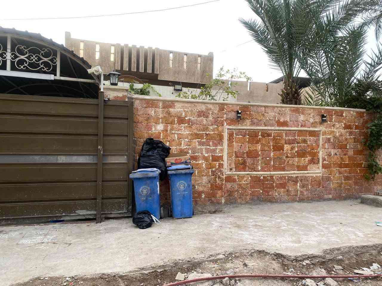 دار للبيع
 مساحه 300 متر د يحتوي على مايلي :-

استقبال 

صاله 

مطبخ بارد حار 

5 غرف نوم

صحيات داخليه 3

يحتوي عله مخزن عدد 2 
ترك 
 

يحتوي حديقه كبيره

كراج

محمية طيور زينه

جميله 516     56
استفسار عله رقم ***********

يحتوي حديقه كبيره

كراج

محمية طيور زينه

جميله 516     56
استفسار عله رقم ***********
