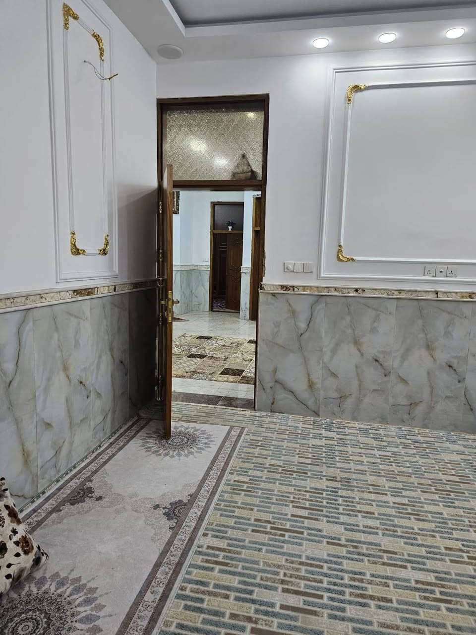 الدار للبيع مساحه ٢٠٠ متر طابقين شارع سايدين حي الاساتذه الجمعيات الاولى مقابل حجي حسن الاولى /تحتوي الدار على صاله مع غرفتين نوم استقبال ...٨.....متر عرض .....٤.....متر البيت شبابيك المنيوم كذلك الارضيه مرمر البيت ديكورات  الطابق الثاني صاله مع غرفتين نوم كل غرفهةسويت توجد نواقص فيها لكن مشغولات للسكن البناء درجه اولى كهرباء درجه اولى منظومة غاز موقع جيد جدا الشارع سايدين قيد الانشاء ..
***********
