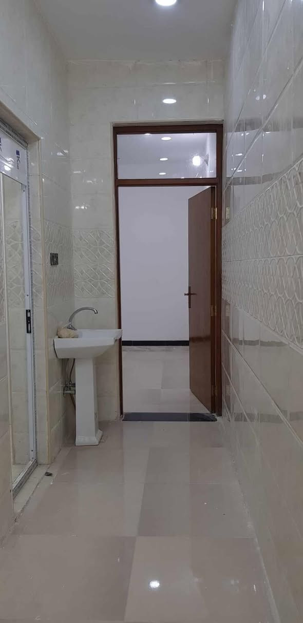 السلام عليكم دار للبيع قرب القوس منطقة سور بغداد المساحة 100م سند 25 البناء رفت طابق ونص بلوك درجة أولى مساحة الفرع كبيرة وقريب على الشارع العام السعر 85 وبي مجال قليل رقم الواتس ***********
