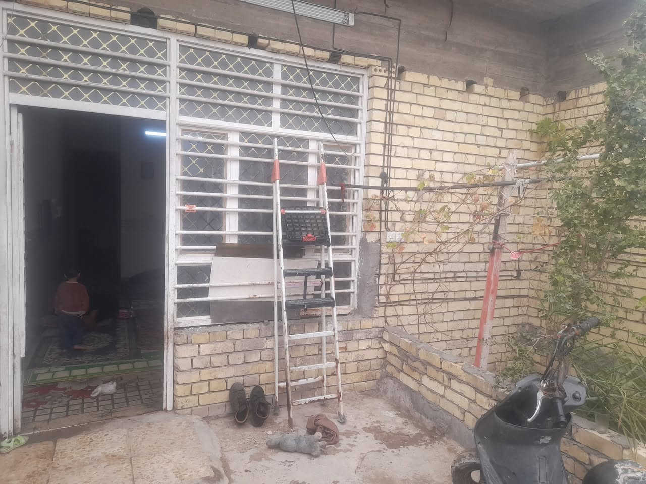 اسلام عليكم. دار البيع مساحة ١٠٠ متر طابو زراعي خدمات كاملة مجاري كهرباء تبليط قرب منطقة ابو رشاد المعوقين اتصل ***********
