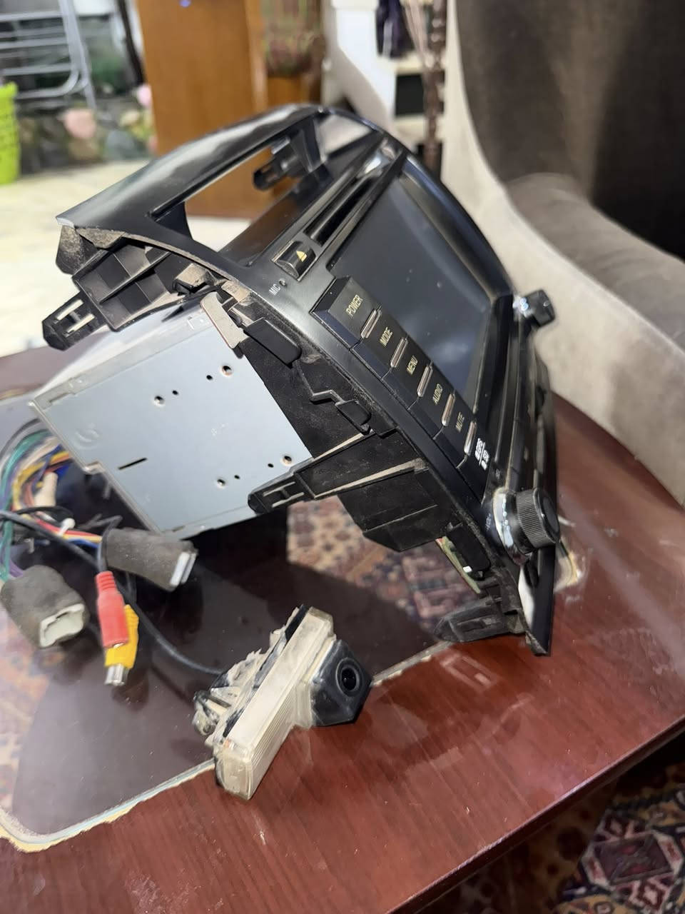 شاشة مع كامرة خلفية لاندكروزر اصلية.
تدعم SD وال AUX و ال USB وال RADIO
الاتصال :*********** واتساب
