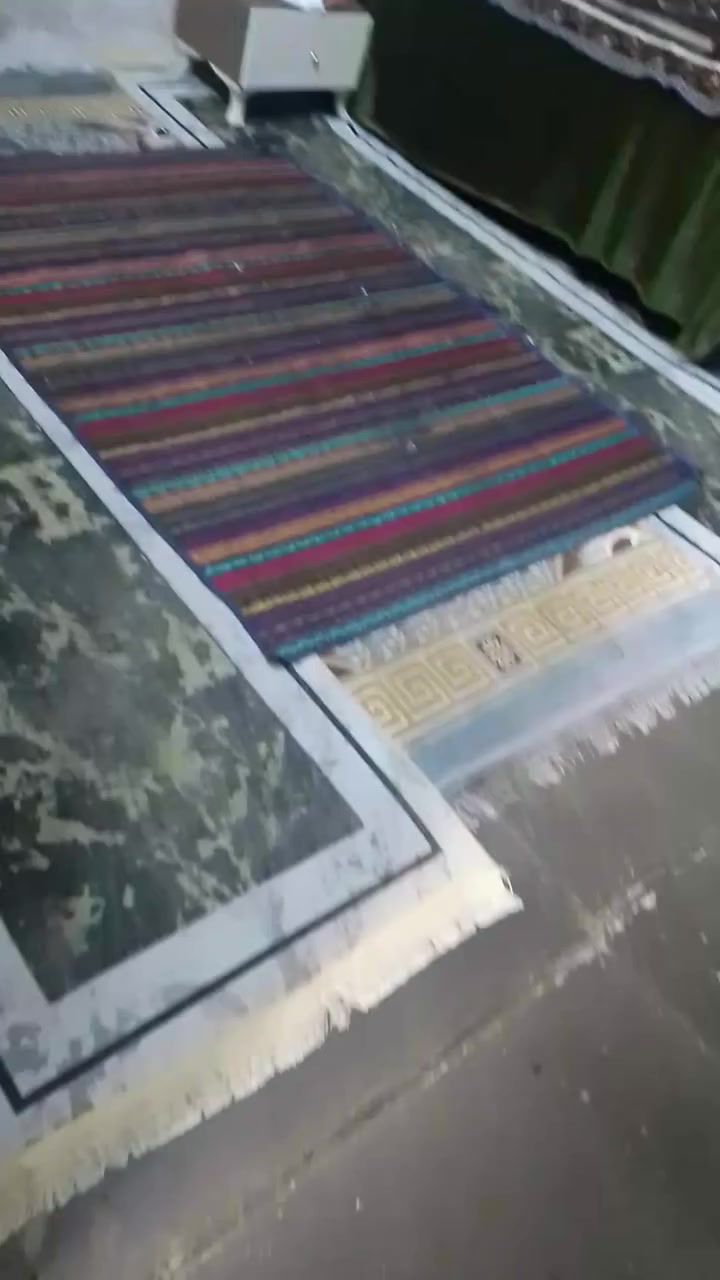 سلام عليكم بيت للبيع في منطقة ام الكبر ولاغزلان بيت عله الشارع ركن مساحته ميه وخمسين  متر  الوجيه 10 والنزال 15 في محلات 2 وغرفه ثانيه بس ما مبنيه والبيت جبير وحلو وياه الملحقات  والسعر 80 وبي مجال  وانتصال عله الرقم *********** والرقم ***********
