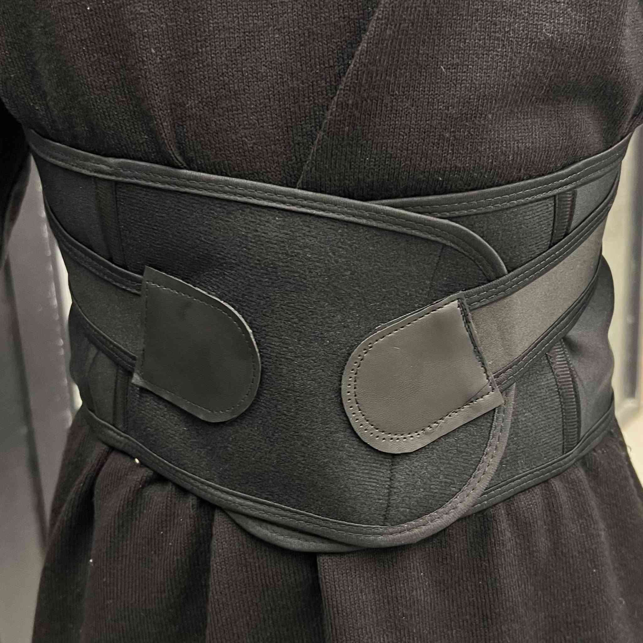 سترة ضغط مصبوبة لدعم الظهر والخصر موديل Z-1501 السعر ((8الف)) تواصل واتساب***********

سترة ضغط مصممة للارتداء اليومي، تساعد على دعم الظهر وتحسين وضعية الكتفين وفق الإرشادات المرفقة على العبوة.

• مصنوعة من قماش مريح ومرن كما هو مذكور على العلبة

• تصميم ضغط مصبوب ليتناسب مع شكل الجسم

• يدعم الخصر والظهر بتصميم مدمج

• يساعد على فتح الكتفين واستقامة الصدر حسب الوصف المطبوع

• مخصص للاستخدام المرحلي (تأقلم – تعديل – تثبيت) خلال 21 يومًا

• مناسب للارتداء المتكرر مع تعليمات عناية واضحة

• الخامة: قماش مرن (Elastic Fabric)

• الفئة: نسائي (حسب الصور المعروضة)

• فترات الاستخدام الموصى بها:
 • 1–7 أيام: فترة تأقلم
 • 8–14 يومًا: فترة تعديل
 • 15–21 يومًا: فترة تثبيت (Muscle Memory)
