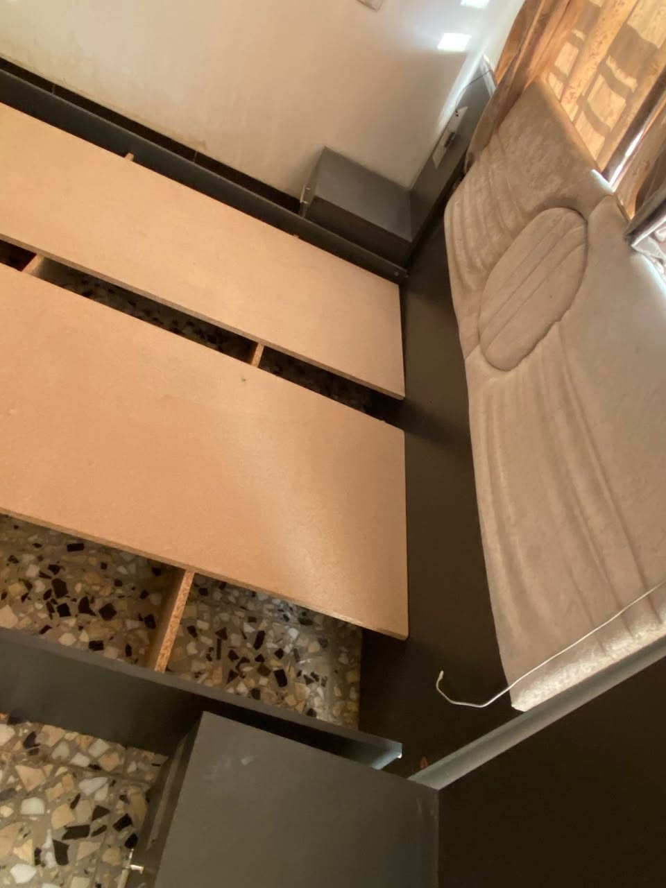 للبيع غرفة تركي باب اول نظيفة ومبيها ضرر كامل جرباية نفرين ثنين ميز مع جرار   وميز الاغراض الشخصية ومراية 
سعر ٥٥٠ الف  عنوان شارع فلسطين ***********
