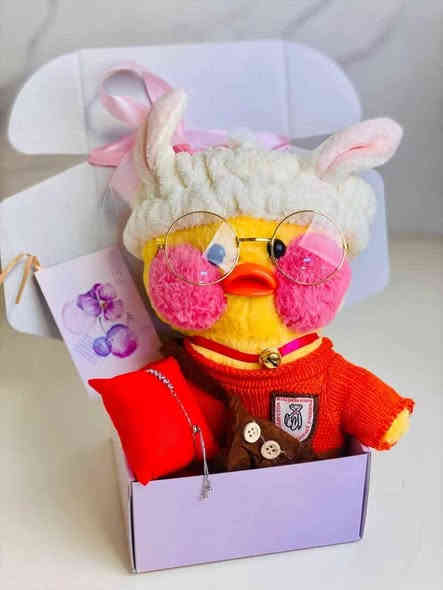 ⁃ بطوط مع (نظارات 👓+ حقيبة 🎒 + بلوزة صوف ناعمة + headband 💞 بوند رأس )
💝👑سوار الـ "تنس"🎩🎁
 سوار حجر الكرستال السحب
المتلألأ المصنوع من الفضّة الاسترلينيّة، 🎁
😘 كارت العبارة حسب طلب ك/ج 
للحجز والاستفسار مراسله واتساب *********** المحاويل
