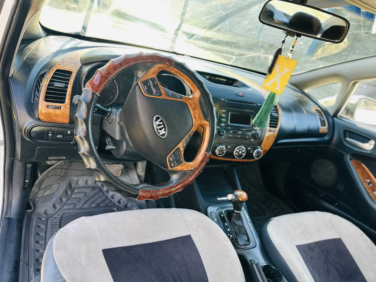 سلام عليكم
سيارتي فورتي 2016 لون ابيضّ رقم ديالى 
مكفوله كير محرق تبريد شواصي
داخلها نظيف 
تخم تاير جديد 
مابيها اي نقص
السعر120 وبيها مجال
رقم ***********
