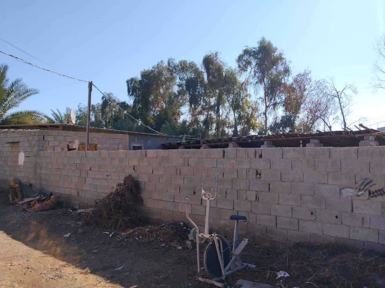 كاع زراعي مقابل حيدر زيونة عبور البزل قرب الجسر الاصفر متجهة ع مشروع  ستمئة متر مع بيت تصميم قديم وسندويج سقفة قياس البيت مئة وستين تقريبا

*********** هذا رقم ابو الارض
