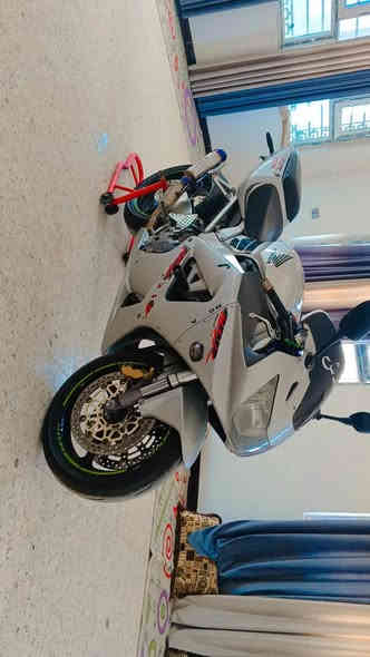 CBR RR 929 هوندى 
السلام عليكم 
دراجه هونداى مبدل طابوكه 
الدراجه ناعمه وحلوه اوراق وكمرك مدفوع 
17 ورقه وبيه مجال شراي اتصل ***********
