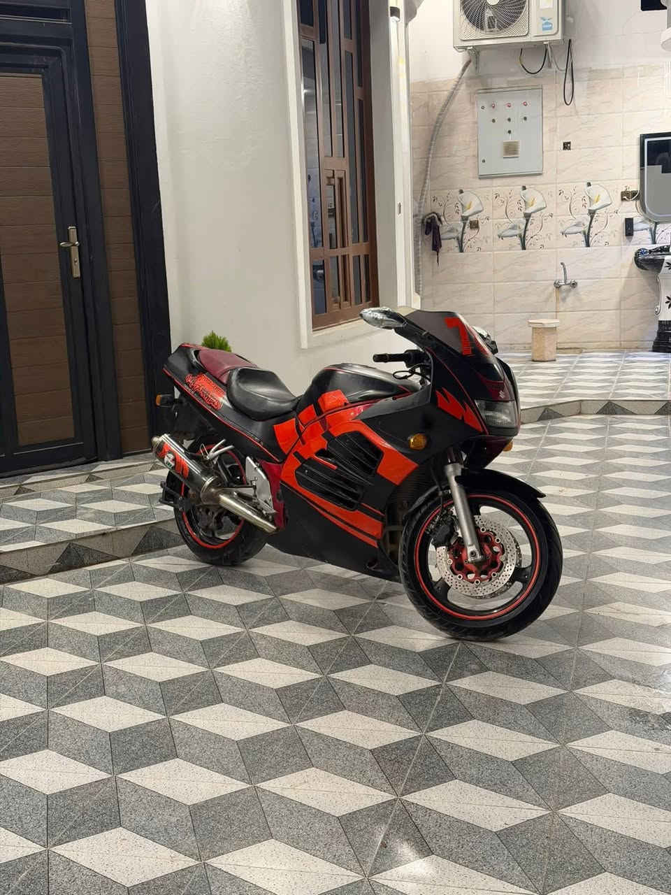 السلام عليكم
دراجه قرش للبيع او مراوس ب بطحة فقط

موديل 2001

مرقمه 

رقم انبار

تحويل ثاني يوم  

دراجه خير من الله 

شلعته ✈️

بلكات ان جي كي جديد

باتري جديد 

تخم تاير جديد

كفراته نضيفه

صالنصه رعب 🧟‍♂️

الدراجة بيهاا خربطة بلكابريترات يحتاجلهاا تنضيف كير ومحرك مكفولات 

السعر 14 ورقه ونص بيهً مجال 

مكاني الانبار عامريه صمود

التواصل 
اسياا (***********) 
اثيرر(***********)
