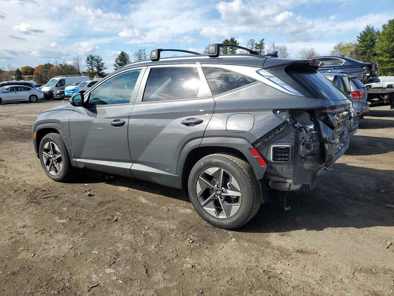 السلام عليكم ورحمة الله و بركاته .. 

🚗 ((  هيونداي توسان )) 
📌 الموديل : 2025
📌 المسافة :  26.800 ميل
📌 الضرر :  نهاية السيارة الخلفية 
📌 اللون : رصاصي غامق
📌 مفاتيح السيارة : متوفرة 
📌 المحرك :  4 سيلندر
📌 رقم الشاصي : 5NMJCCDE3SH585243
📌 موعد المزاد : الاثنين (5-1-2026) 
                       الساعة 6:00 مساءا 

⭕أبرز المواصفات والميزات:⭕

#المحرك_والأداء:
• المحرك التيربو: 1.6 لتر 4 سلندر، 180 حصان، 265 نيوتن متر عزم، مع ناقل حركة 7 أو 8 سرعات أوتوماتيكي، ودفع أمامي أو رباعي.
• المحرك الأكبر: محرك 2.5 لتر، 187 حصان، مع ناقل حركة 8 سرعات، ودفع أمامي أو رباعي.
• خيارات هجينة: تتوفر خيارات هجينة (HEV) وهجينة قابلة للشحن (PHEV) بقوة أعلى وكفاءة أفضل، كما توضح يقدم موقع موتري. 

#المقصورة_والتكنولوجيا:
• شاشات: لوحة عدادات رقمية وشاشة لمس مركزية بقياس 12.3 بوصة.
• اتصال: Apple CarPlay و Android Auto لاسلكي (في الفئات الأعلى)، منافذ USB-C، وتحديثات عبر الهواء (OTA).
راحة: مقاعد قماش أو جلد (حسب الفئة)، تبريد للمقاعد الأمامية (في الفئات العليا)، مكيف أوتوماتيكي مزدوج التحكم، وفتحة سقف بانورامية. 

#الأمان_والسلامة:
• وسائد هوائية: 8 وسائد هوائية.
• مساعدات السائق (ADAS): مثبت سرعة تكيفي، نظام تفادي الاصطدام الأمامي، نظام تتبع المسار، وكاميرات 360 درجة (في الفئات العليا). 

#التصميم_الخارجي:
مصابيح أمامية وخلفية LED، جنوط مقاس 18 أو 19 بوصة، وباب خلفي كهربائي يعمل بدون استخدام اليدين (في الفئات الأعلى). 
ــــــــــــــــــــــــــــــــــــــــــــــــــــــــــــــــــــــــــــــــــــــــــــــــ
⭕ مكتب شركة نجوم اربيل ⭕
العنوان : الشوملي - مقابل بنزين خانة - عمارة احمد جاسم صاحب - الطابق الثاني 
✆ ‏‪‏‪***********‬‏
اهلا وسهلا بكم 🚗
