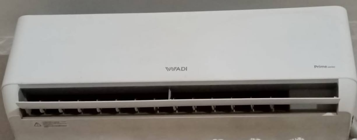 سبلت حجم طن ونص النوع وادي نظيف جدا تدفئة وتبريد السعر ٣٥٠ 
للاتصال او واتساب ***********
