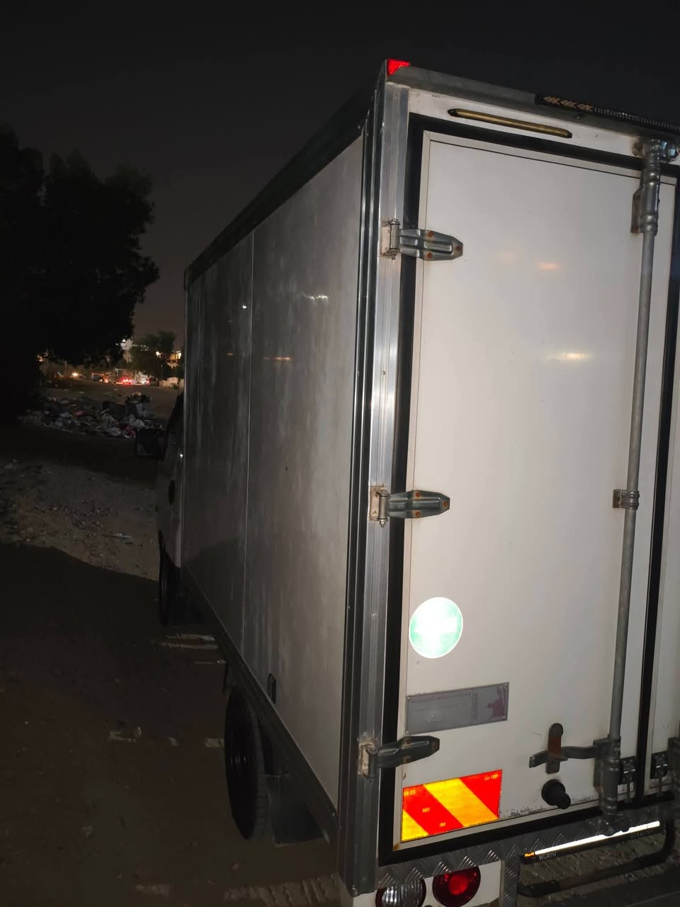 كيا بنكو مسكر 2019 للبيع 🚛 
سيارة شغل مرتبة ومصروفة عليها مبلغ قوي وجاهزة للعمل مباشرة بدون تعب
✅ كيا بنگو 2019
✅ محرك 3000 مسكر
✅ كير أوتوماتيك
✅خمس دكم
✅مري شفط واشاير بالمري 
✅ كشن كهرباء+تدفئه
✅ أصل بدي ومحورها بوكس
✅ مثبتة بالسنوية “بوكس صندوقي” رسمي
✅ رقم بغداد إنكليزي وباسمي مباشرة
✅البوكس ثلاث حلقات ارتفاع185 وطول3متر
✅لايتات زنون شمسي بلاجكتور وعالي وناصي
🔧 الإضافات والتحويرات: ✔️ تبريد استيراد خاص يشتغل على البطارية 
✔️ تبريد البوكس أبو المروحتين تبريد 16°
مو تجميد 
✔️ تحويل التايرات الخلفية من 12 إلى 13.5
✔️ خمس تايرات كامهو جديدة ويا السبير
✔️ زوج تايرات أمامي هانكوك جديدة
✔️ حدادية صدر كامل 100% جديد قبل شهر
✔️ تخم نوزلات جديد
✔️ هورن بوش أصلي
✔️ داش كام موجودة
🛠️ الملاحظات بكل أمانة:
تبريد القنبوره صار بي ليك ومصلحته
البند بي أثر حادث بسيط وفقط تم صبغه
وعندي صورته قبل الصبغ
💰 السيارة مكلفتني اكثر من السعر المعروض  بسبب:التحويرات والإضافات
معاملة التحويل من بدي إلى بوكس
📌👈👈👈 السعر 175 وبيها مجال 
🔥 سيارة جاهزة للشغل والدخل اليومي
🔥 مناسبة للتوزيع الادويه والمخبوزات والبيض والغذائيه وللمنتوجات التي لا تحتاج الى التجميد
📞 للاتصال ***********
