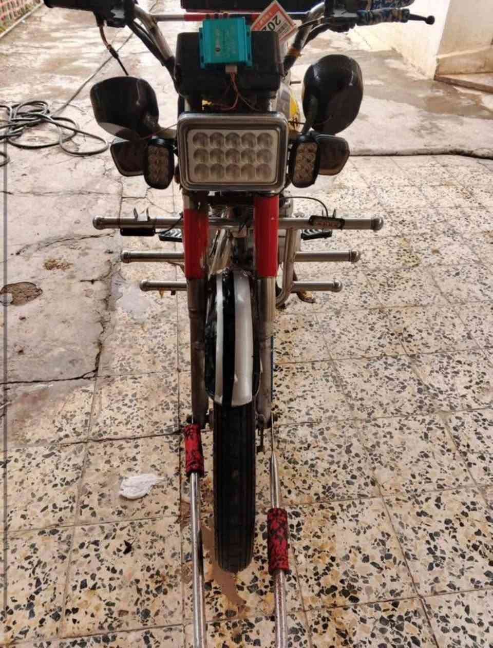 السلام عليكم اخوان دراجه للبيع 
جني ١٨
السعر  ٣٥٠وبيها مجال 
مكانها العلم 
رقم الهاتف ***********
٥كير
