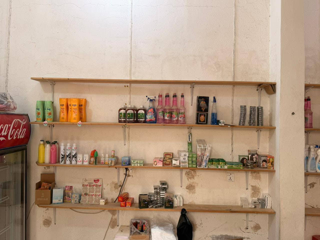 السلام عليكم للبيع عارضات 2 سعرهن 400+فاترينات 2سعرهن 75+رفوف حديد28ودنك 5وشيالات 35+رفوف خشب +مجمدة سعرهة 175 عنوان حي النصر ***********
