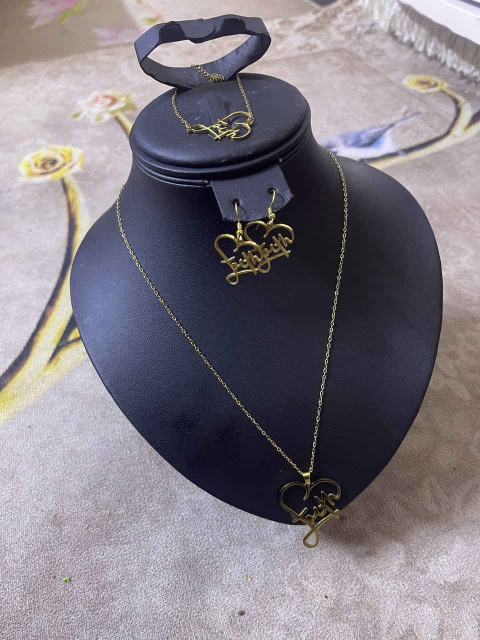 عندي غراض اشتريتهن واريد أبيعها بسبب ظرف 
الي يحب يشتريهن
يراسل الصفحة او واتساب
***********

وبيها تساهيل
