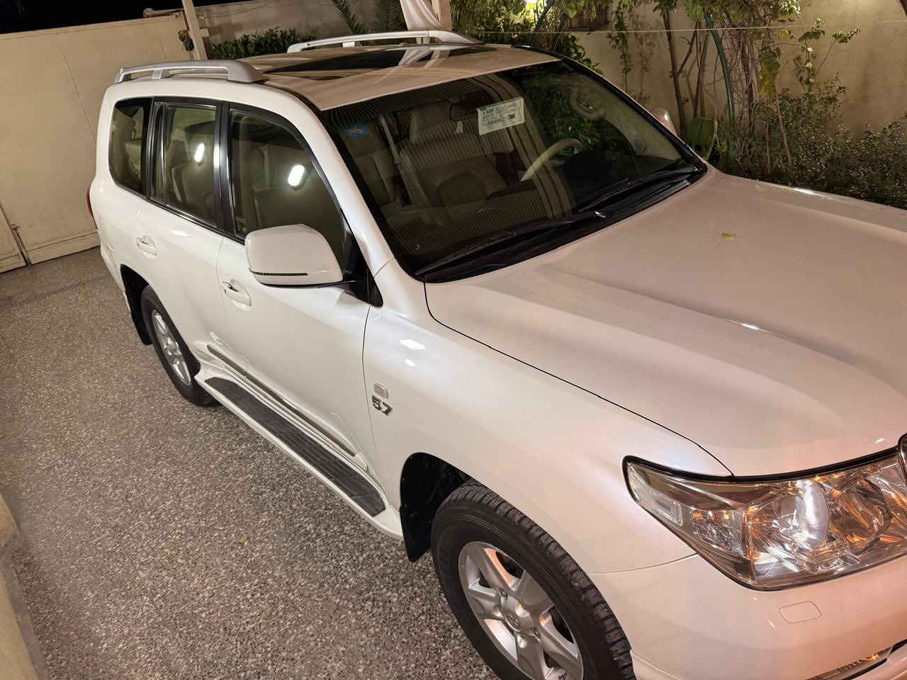 السلام عليكم لاندكروز 2010 VXR السياره جديده بشكل مواصفاتها فول 1/1كراسي جلد + كهرباء تبريد منفصل شاشه اصليه دفيدي سقف ستيرن كهرباء السياره مكفوله  كلها 
السعر 33 
مكاني بغداد شعله 
الرقم ***********
