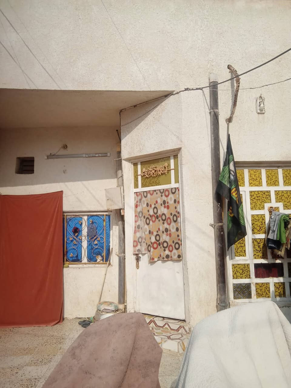 بيت للبيع  مساحة 150 منطقة ابو رمانه خلف مجمع النور الطبي (استقبال  - ساحة  -صالة- مطبخ- حمامات- مخزن خلفي -غرفة )
ا
(لطابق الثاني -غرفة-مدخل) 
السعر 75 وبيه مجال 
مستعجل على بيعته
