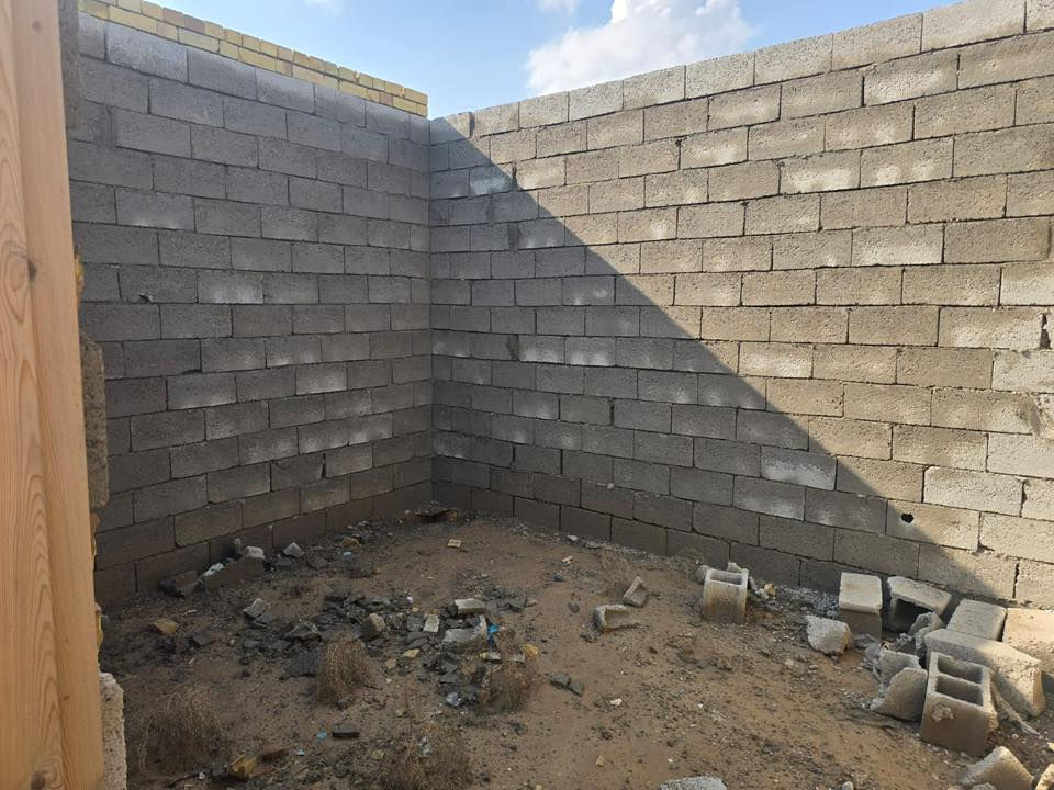 السلام عليكم بيت للبيع مساحه 190م يتكون من غرفتين 4ونص في 4. صاله 6ونص في 4 مطبخ 3في3 +محل 6في5 عنوان دوانم مقابيل شارع المستشفى خط 3 علئ شارع 10 م تبليط مي كهرباء السعر 19 وبي مجال رقم صاحب البيت ***********
