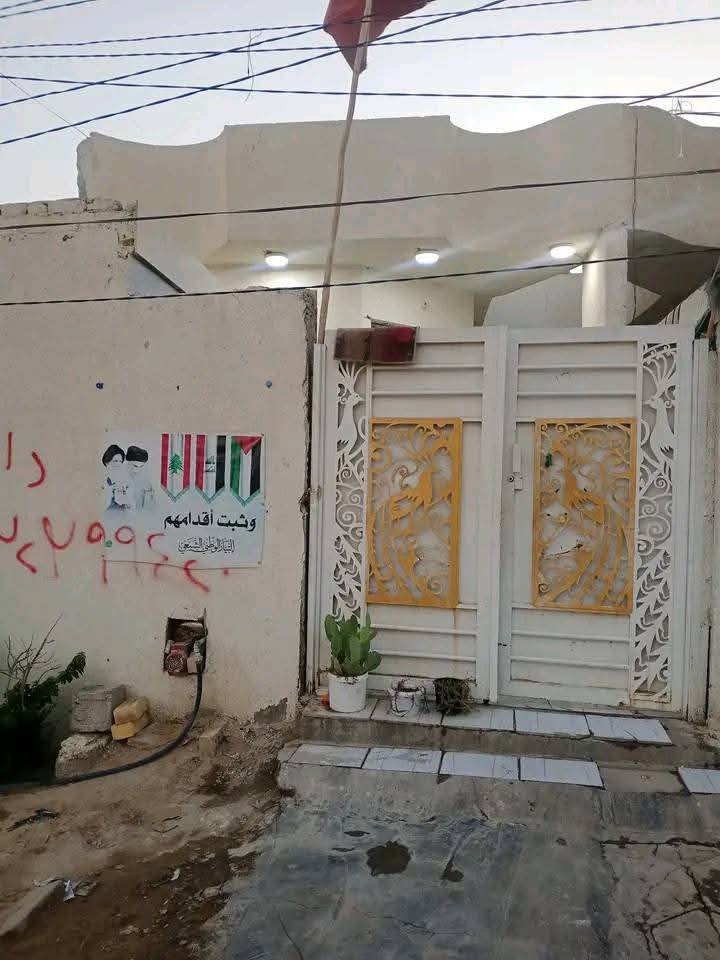 بيت بحي ساهرون قريب الحزام والفلكه كلش بضهر التجاري سعر ٧٥نظيف كلش جاهز للسكن   بيع نقد فقط  البيت طابق واحد 100متر بناء جديد ***********
