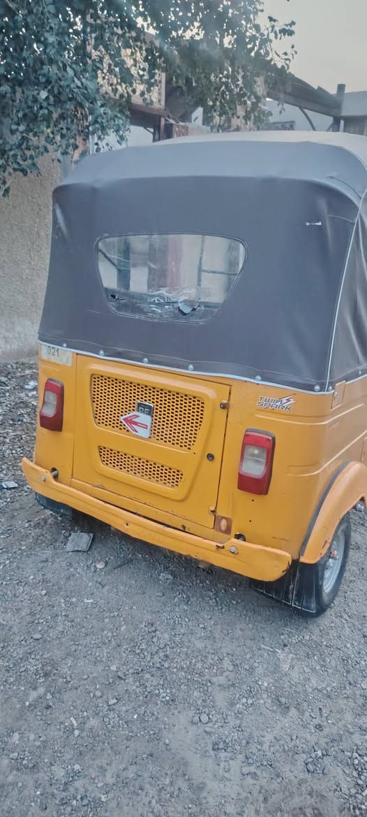 السلام عليكم تكتك موديل 21 شهر 9
رقم بغداد
تكتك جاهزه اللشارع  

محرك مفتوح وبيها رشات صبغ 
مكاني اشعب 
لاتصال ***********
