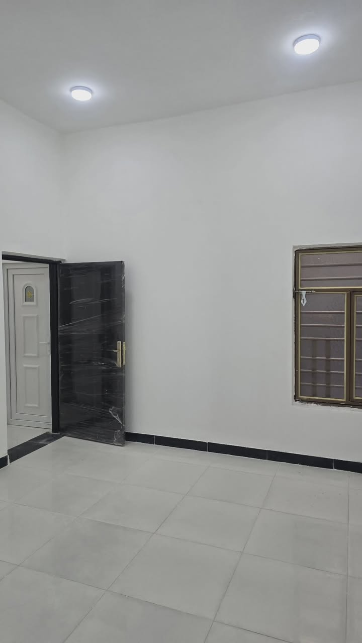يتوفر عدنه بيتين وكل بيت 🏠 مساحه 100متر نوع العقار طابو مالك صرف زراعي عراقي وكاله مكاتبه ونسخه من الطابو العنوان بصره آبي الخصيب منطقه شيخ ابرهيم قرب على سيدين مال عوجه  يبعد  على مستشفى الصيني  500متر منطقة راقيه وناسه القدامه 🌏 يتكون بيت من غرفتين ودواني وصاله ومطبخ وصحيات داخليه وخارجيه شغل كله درجه اولى بشراف مهندس 🏘 بيوت فرقات وجهزات السكن اتكاتب وستالم مفتاح 🔑 سعر بيت واحد 68مليون وبيه مجال الاستفسار أكثر اتصل ***********
