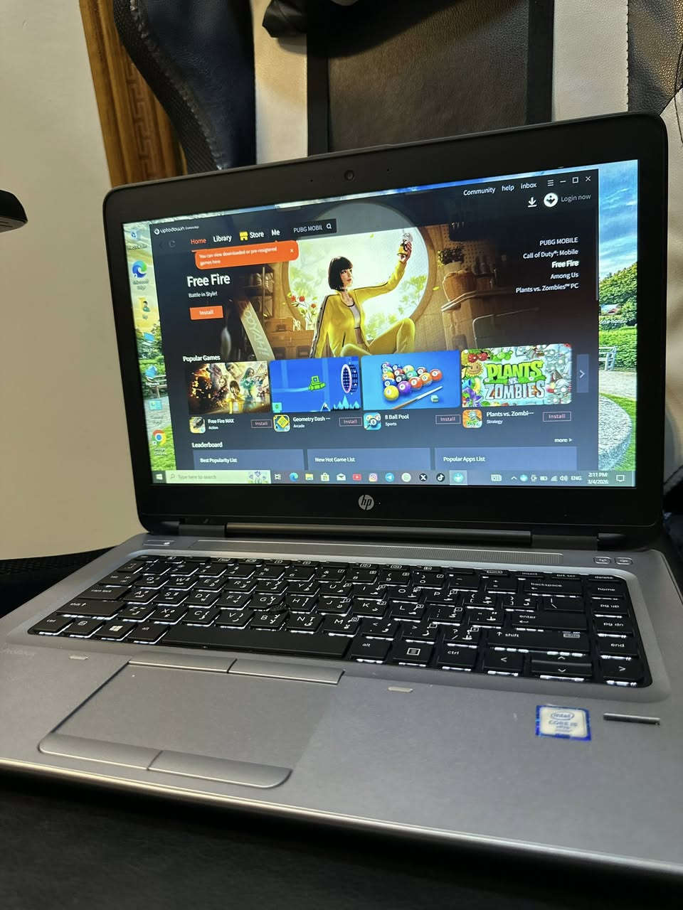 لابتوب HP - أداء قوي وشغل هندسي وألعاب
للبيع جهاز HP بنظافة عالية ومواصفات ممتازة، يجمع بين القوة والسرعة، ومناسب جداً للمصممين والطلاب واللاعبين.

بسعر مناسب (235الف )دينار قفل 

🌟 ليش هذا الجهاز هو الاختيار الصح؟
• 🔋 بطارية قوية: توفر لك شغل من 8 إلى 10 ساعات (حسب الاستخدام)، يعني تخلص يومك بدون ما تشيل هم الشحن.
• ⌨️ كيبورد ضوئي: لوحة مفاتيح مضيئة (Backlit) تساعدك بالشغل بالليل وبإضاءة مريحة جداً.
• 🔌 منافذ حديثة: يحتوي على منفذ Type-C، ومنافذ USB متعددة، وفتحات ربط الشاشات الخارجية (VGA & DisplayPort).
🚀 تشغيل الألعاب والبرامج:
الجهاز مواصفاته قوية وتكدر تشغل عليه:
• الألعاب: يشغل ألعاب مثل PUBG و GTA V وغيرها من الألعاب المشابهة بأداء مستقر.
• البرامج الهندسية: مثالي لبرامج التصميم والرسم الهندسي مثل AutoCAD وبرامج الـ Office والتدريس والعمل المكتبي.
💾 المواصفات الفنية:
• المعالج: Intel Core i5 (الجيل السادس) - أداء سريع ومستقر.
• الذاكرة (RAM): 8GB DDR4 - سرعة ممتازة بمعالجة البيانات.
• التخزين: SSD فائق السرعة - الجهاز يفتح ويشغل البرامج بلحظات.
• الشاشة: 14 بوصة بوضوح ممتاز ومريحة للعين.
✨ ملاحظات:
• الجهاز نظيف جداً وبحالة ممتازة (بدون أي نواقص).
• الملحقات: (شاحن أصلي / حقيبة /).

للتواصل خاص


**إذا كنت صاحب هذا الإعلان وتريد حذفه لأي سبب، رجاءا أرسل رسالة إلى الدعم الفني**