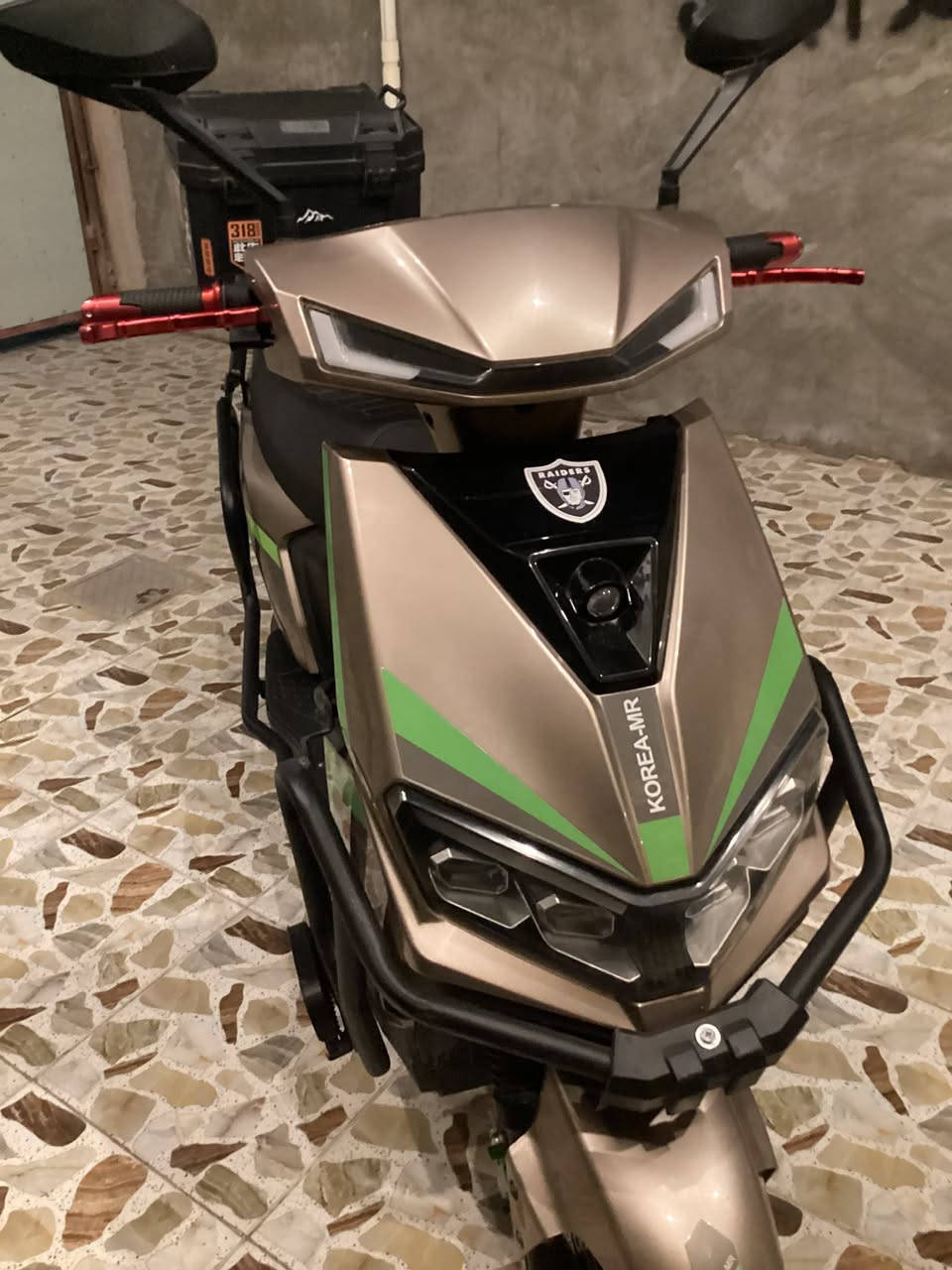 سلام عليكم ماطور شحن للبيع موديل 2026 كوري بعدة جديد فول مواصفات أربع سرع شاشة ديجيتل مرايات هورن نشرات لايت زنون عالي ناصي لون مميز دبل أشاير بلوتوث فول مواصفات الماطور جديد بعدة تايرات جدد كامل مكمل البطاريات على الفحص السعر 675وبي مجال كلش قليل المكان الأنبار الرمادي الرقم ***********
