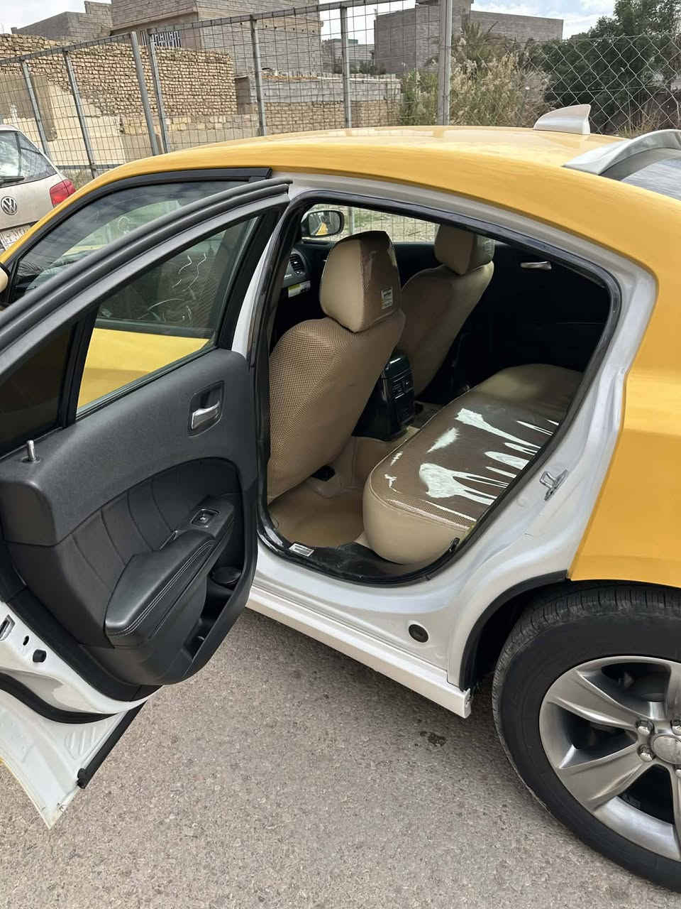 سلام عليكم اخوان جارجر موديل2022اجره للبيع رقم بغداد جديد منظومة غاز شغاله ماشيه 130 حقيقي ضررهه حالوب خفيف فقط بدون ارباك صور الضرر بلمنشور خطهه ديالى بغداد السعر245بيهه مجال بيع فقط بدون امراوس اخوان اني مكلف بلنشر للاستفسار اتصل ابصاحب السياره ***********
