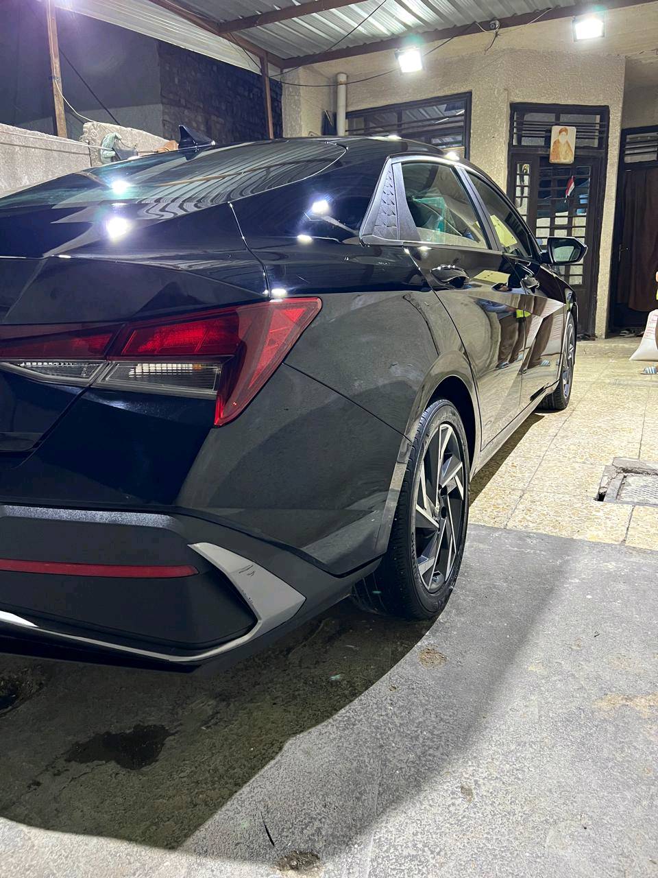 سيارة هيونداي إلنترا موديل حديث للبيع، باللون الأسود الأنيق. السيارة بحالة ممتازة من الداخل والخارج مع مقاعد مغطاة لحمايتها. مزودة بعدد من الميزات الحديثة والمريحة. التصميم الخارجي يعكس الفخامة والديناميكية، مما يجعلها خياراً مثالياً للاستخدام اليومي.