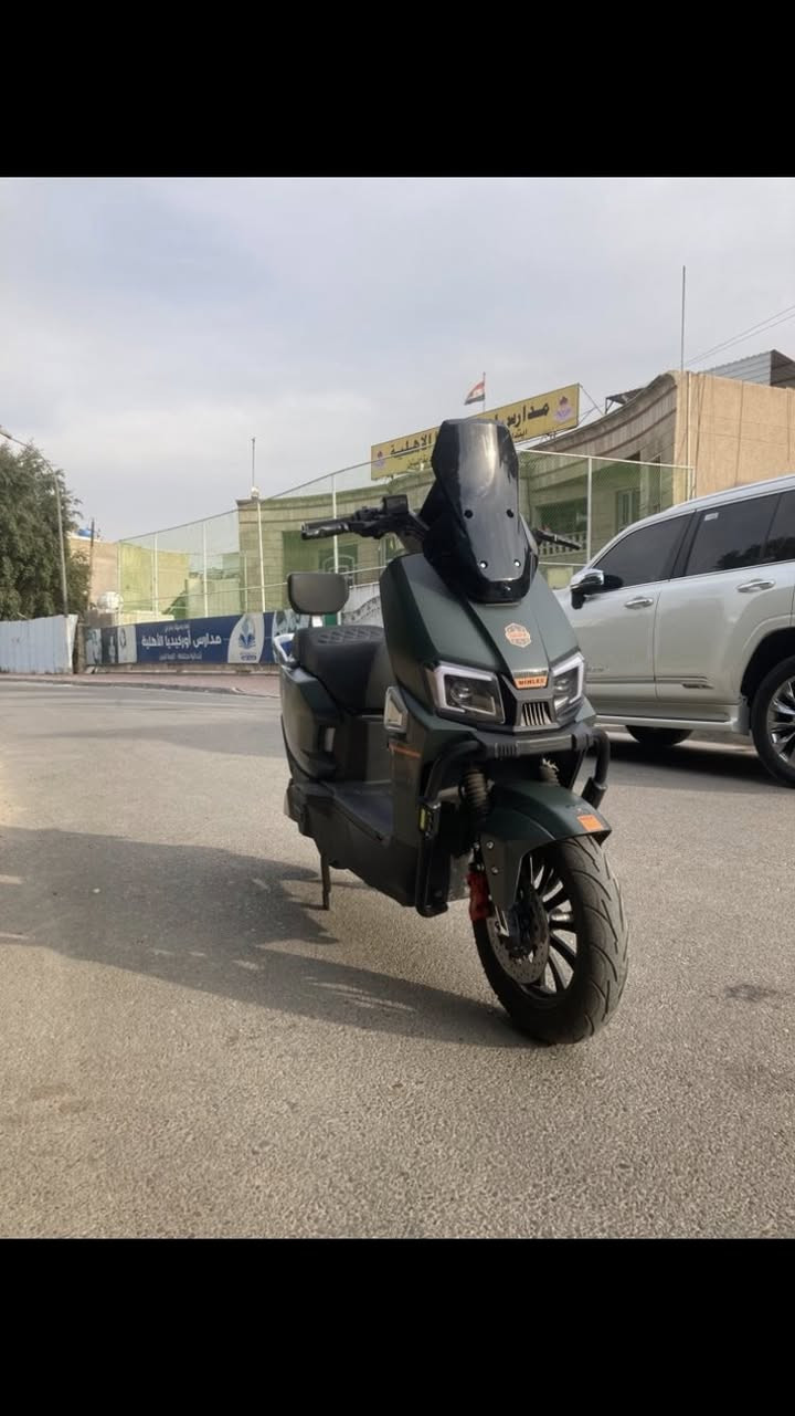 السلام عليكم دراجه شحن صاعقه للبيع دراجه نظيفه كلش و معتني بيها كلششش هوايه شوفت عينكم نظافه الدراجه شخط مابيها و مصارلها عندي فتره كلش قليله الدراجه خير من الله موصفات الدراجه ملف 3000 بطاريات 6 كباررر مسطره بيها نظام بارك و نظام بك و نظام سبورت اشاير يمنه يسره دبل إشاره بالاضافه إلى شاشه تاب تقره الاعطال بيها كروز سرعه مثبت سرعه لايت عالي ناصي زنون مساحه خزن تحت الكشن دراجه جديده بمعنى الكلمه كلش نظيفه و كامله مكمله كامله من الألف للياء  اي نقص مابيها 
سعرها 925 و بيهاااا مجال 
مكاني بغداد بالقرب من كراج العلاوي 
للاستفسار *********** واتساب او محمول

