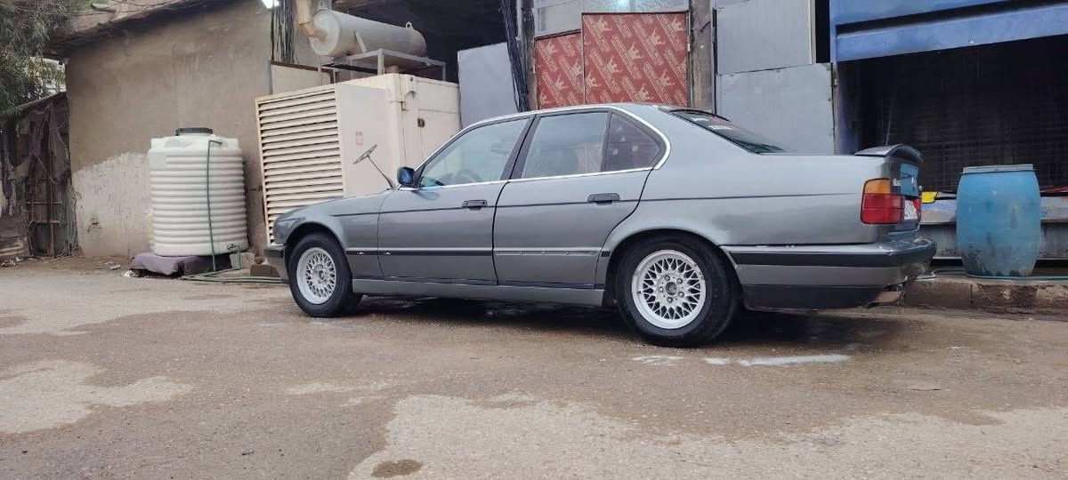 السلام عليكم سياره BMW525 عليها مكينه صقرحديث  مسكر سياره كامله تبريد تدفئه تخم تاير ويل خليه السياره مصبوغه عام اثر جراد وعدي صورهاا قبل الصبغ السياره عليهاا كت M رقم جديد هزه جديده سنويه لل29 بأسمي تحويل مباشر السياره كير عادي نمره طويله سياره كامله الحمد لله مكاني ديالى بعقوبه متواجد سعر 52 وبيها مجال قليل علخاص***********
