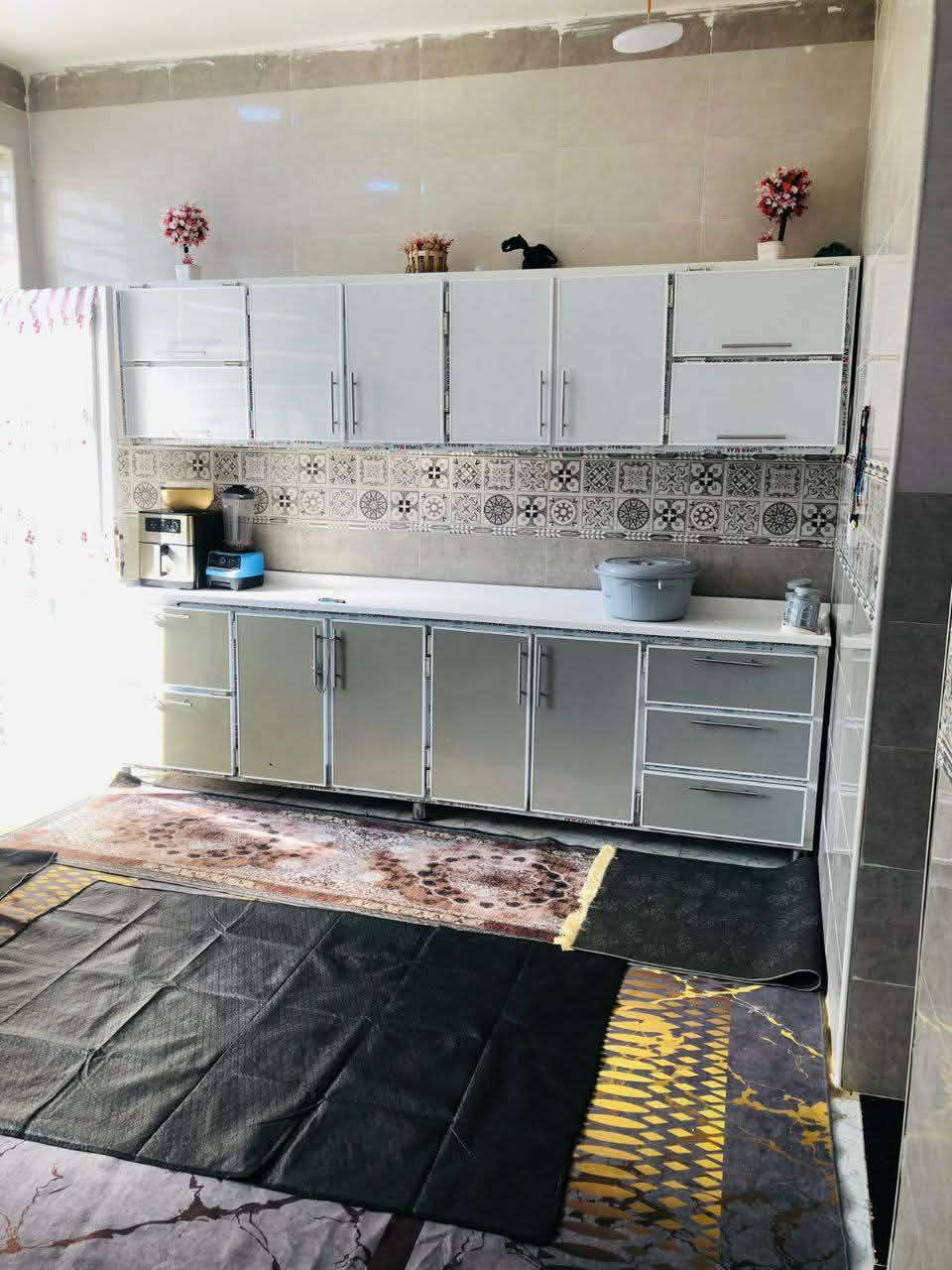 البيت البيع مساحته 200بناء طابقين حديث مابي اي نقص منطقه الخظراء مقابيل المعارض *********** متوازي علئ بيعته
