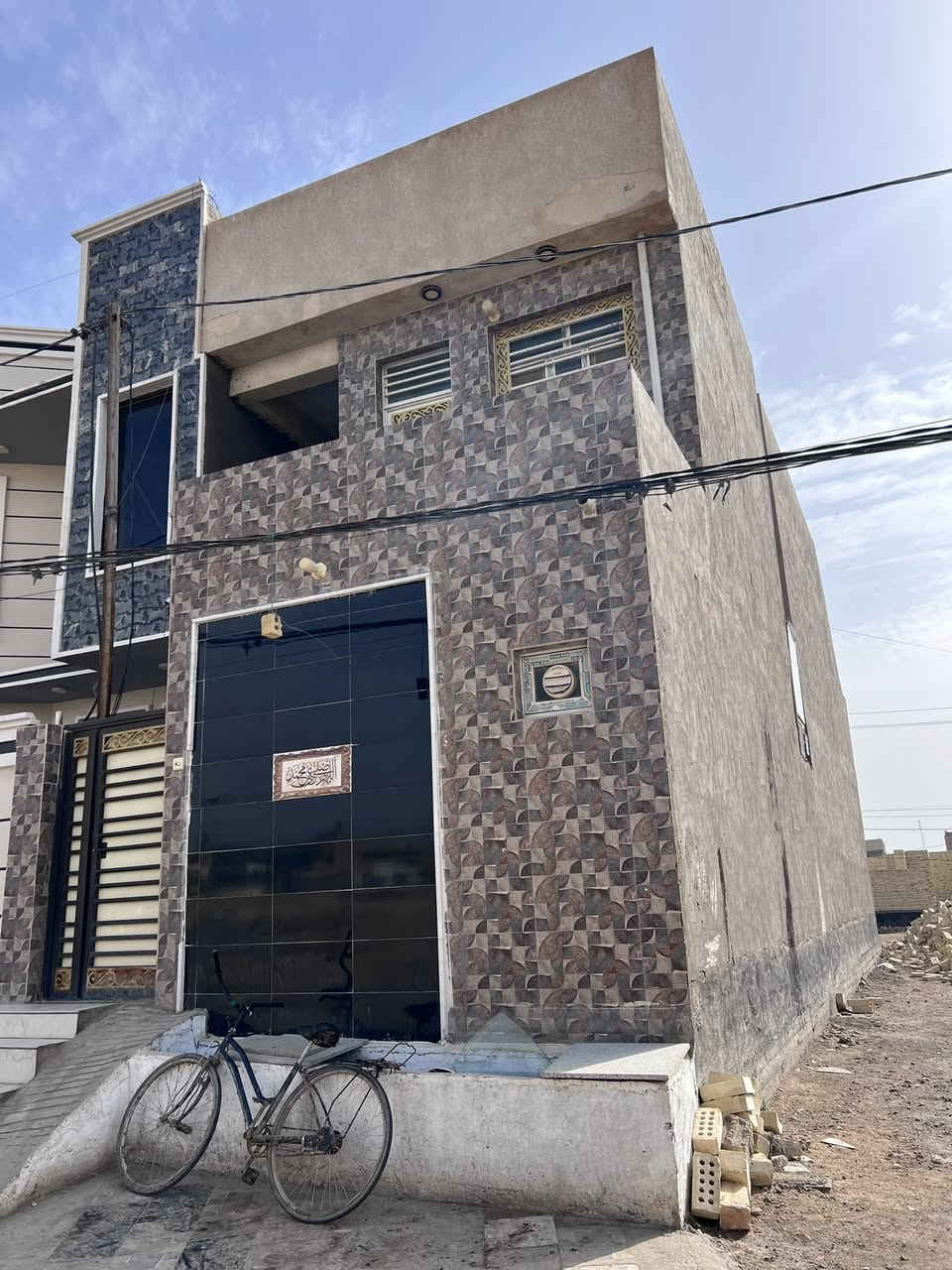 السلام عليكم
يتوفر دار طابو صرف مساحته 100م يحتوي على ثلاث غرف نوم وصالة واستقبال ومجموعة صحية داخلية وخارجية بناء درجه اولى السعر المطلوب للبيع 75 مليون قابل للتفاوض موقعه في المسيب / قطع معمل الأسمنت. 

ملاحظه / مساحة القطعه المتبقية 100 م بجانب الدار  فارغة تباع وحدها الي يحب يشتريها سوا عادي بسعر 20 مليون  وكذالك يوجد مبلغ متبقي لصالح الدولة تقريبا 7 مليون يسدد على شكل اقساط سنوية بذمة الي يشتري الدار أعلاه  للاستفسار الاتصال بالرقم.  *********** او مراسلة الصفحة
