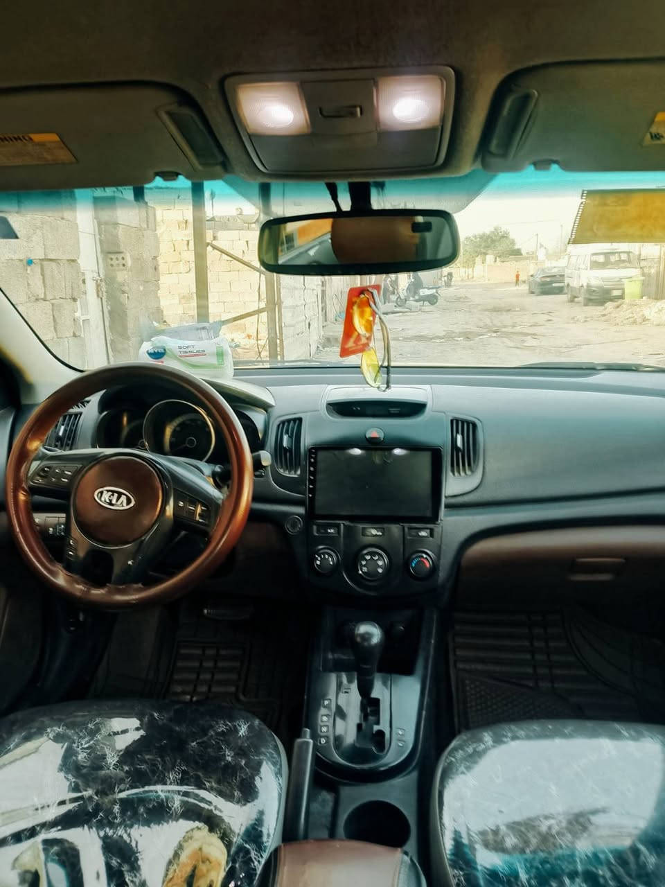 السلام عليكم فورتي 2010 وارد امريكي  مكينه 2000 منضومه غاز كامله حادث السيار جاملغ يمين البنيد كصه مصبوغه فقط مكان سياره سيديه تقاطع درويش ***********
