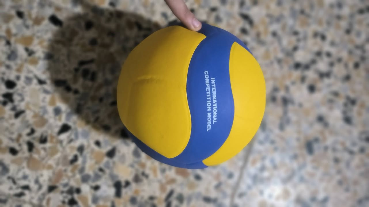 🏐 إعلان لبيع: كرة طائرة ميكاسا (Mikasa V330W) أصلية
​الماركة: ميكاسا (Mikasa) – الماركة الرائدة عالمياً في ملاعب الكرة الطائرة.
​الموديل: V330W (موديل المسابقات الدولية - International Competition Model).
​التصميم العام: تصميم حديث مميز ومبتكر مكون من 18 لوحة (Panels) لزيادة ثبات الكرة في الهواء وتحسين الرؤية أثناء اللعب، باللونين الأزرق والأصفر الكلاسيكيين.
​درجة الاعتمادية: معتمدة رسمياً من الاتحاد الدولي للكرة الطائرة (FIVB Approved)، مما يعني أنها مطابقة تماماً للمقاييس والمواصفات العالمية للمباريات التنافسية.
​بلد الصنع: صنع في تايلاند (Made in Thailand) - وهي بلد الصنع الأصلي لكرات ميكاسا الاحترافية.
​⚙️ المواصفات الفنية والقياسات:
​المقاس: مقاس رسمي قياسي (Size 5).
​ضغط الهواء المثالي للملء: يتراوح بين 4.5 رطل (LBS) أو ما يعادل 0.3 - 0.325 كجم/سم² (kgf/cm^2).
​الخامة الخارجية: جلد صناعي متميز وناعم يمنح تحكماً ممتازاً وثباتاً أفضل أثناء التمرير والضرب الساحق.
​الرقم التسلسلي (الباركود): 49***********.
السعر 25 الف قفل


**إذا كنت صاحب هذا الإعلان وتريد حذفه لأي سبب، رجاءا أرسل رسالة إلى الدعم الفني**