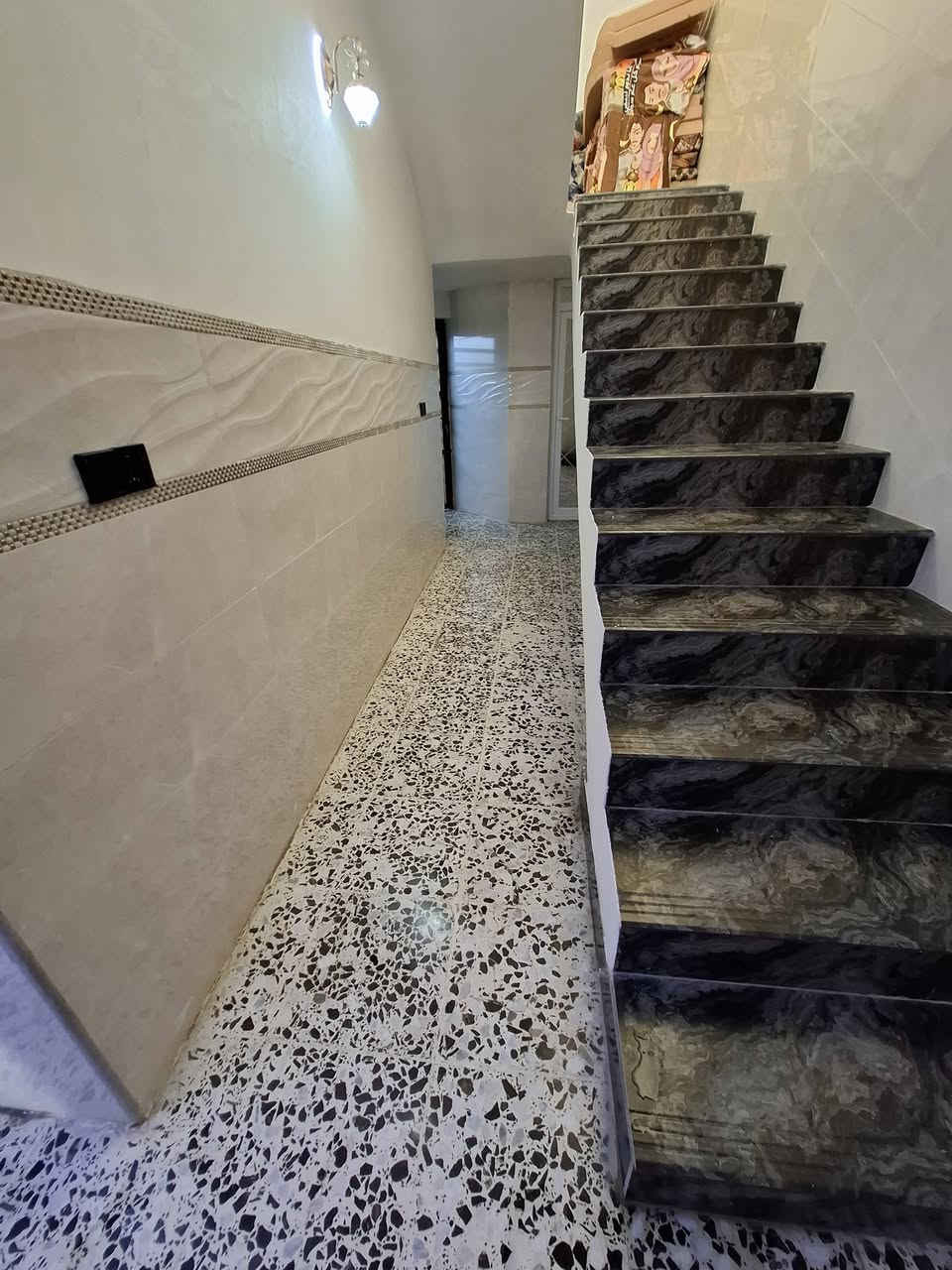 السلام عليكم / بيت للبيع 🏡🏠
✅️ البيت مساحته 140 متر
✅️الوجه 7 متر 
✅️والنزال 20 متر
✅️يحتوي على غرفة نوم عدد 2 وصاله وأستقبال ومطبخ ✅️وصحيات داخليه وخارجيه غربي وشرقي
✅️أرضيه كاشي درجه اولى 
✅️بناء حديث 2025 / 2026
✅️اناره داخليه وبنكات 
✅️وبردات الكل البيت 
✅️جام 6ملم 
✅️الشارع 10 متر قريب عن التبليط وتبعد عن المدرسه الحكومي 30متر
✅️طابو زراعي سند ومقدم معاملة
✅️ الطابو الصرف 
✅️ السعر 55 وبي مجال بسيط
المكان .. الفلوجة حي جبيل مجاور شارع المضيف 
وقرب سد الفلوجة
للأستفسار الأتصال او الواتساب 
***********
***********
