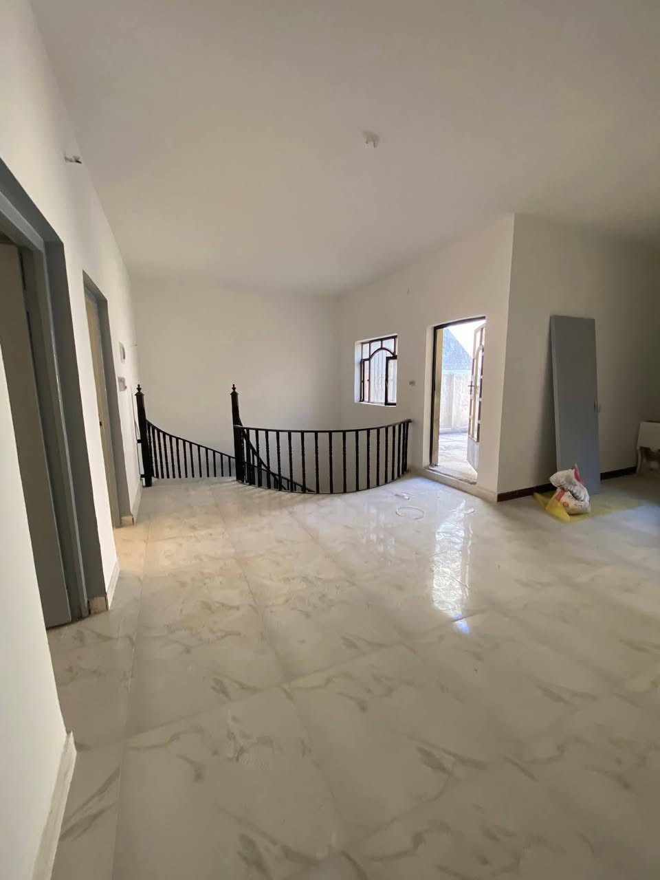 السلام عليكم
دار سكني للبيع مساحه 150 متر واجه 7.5* 20
الموقع شارع فلسطين 
الدار محدث من كل النواحي 
يحتوي الطابق الارضي على استقبال ومطبخ وغرفه معيشه وغرفه نوم وصحيات 
الطابق الثاني يحتوي على غرفتين نوم وصحيات ومخزن 
علما ً ان الدار فارغ وجاهز للسكن
للاستفسار ‏‪***********‬‏
